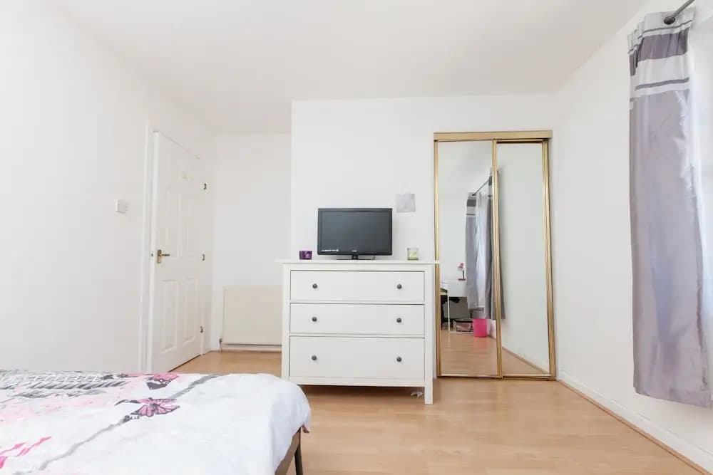 Ideal Fringe Base: Great Value + Free Parking! - main photo