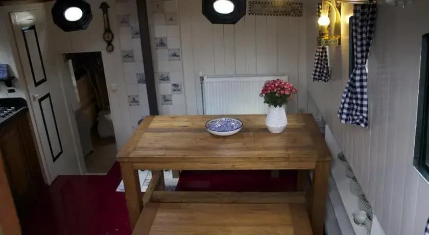 The Burret Houseboat - photo 10