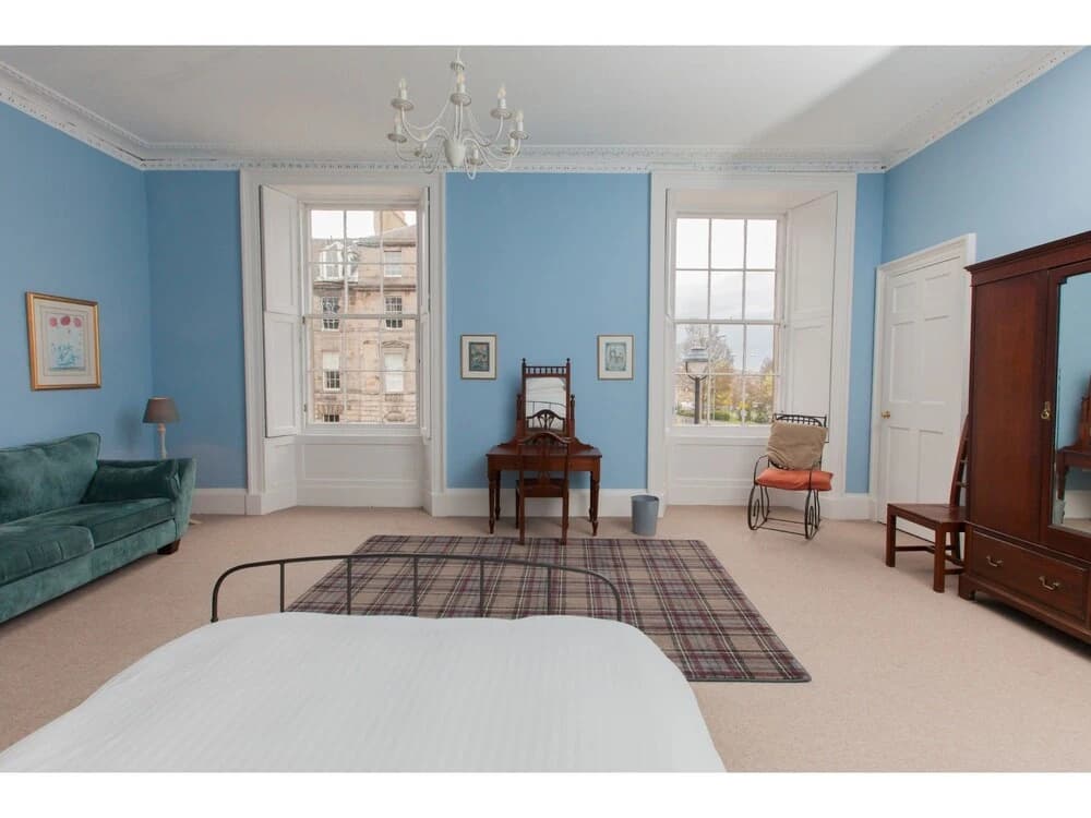 Spacious, Elegant 4BR New Town Flat For 9 - photo 2