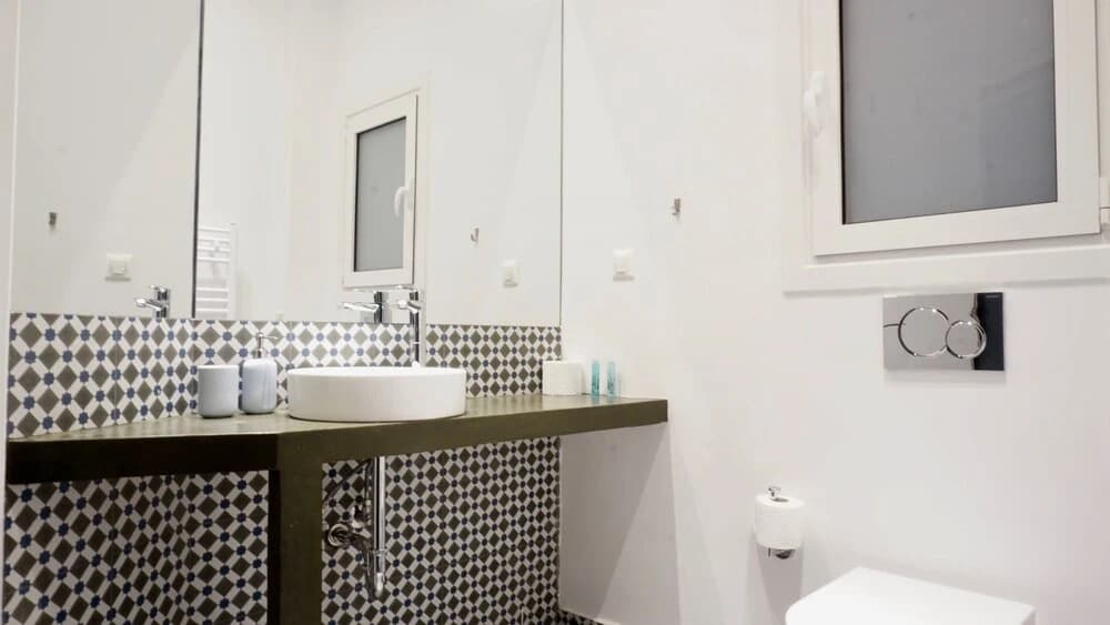 Modern Central Fully Equipped Apt - photo 9