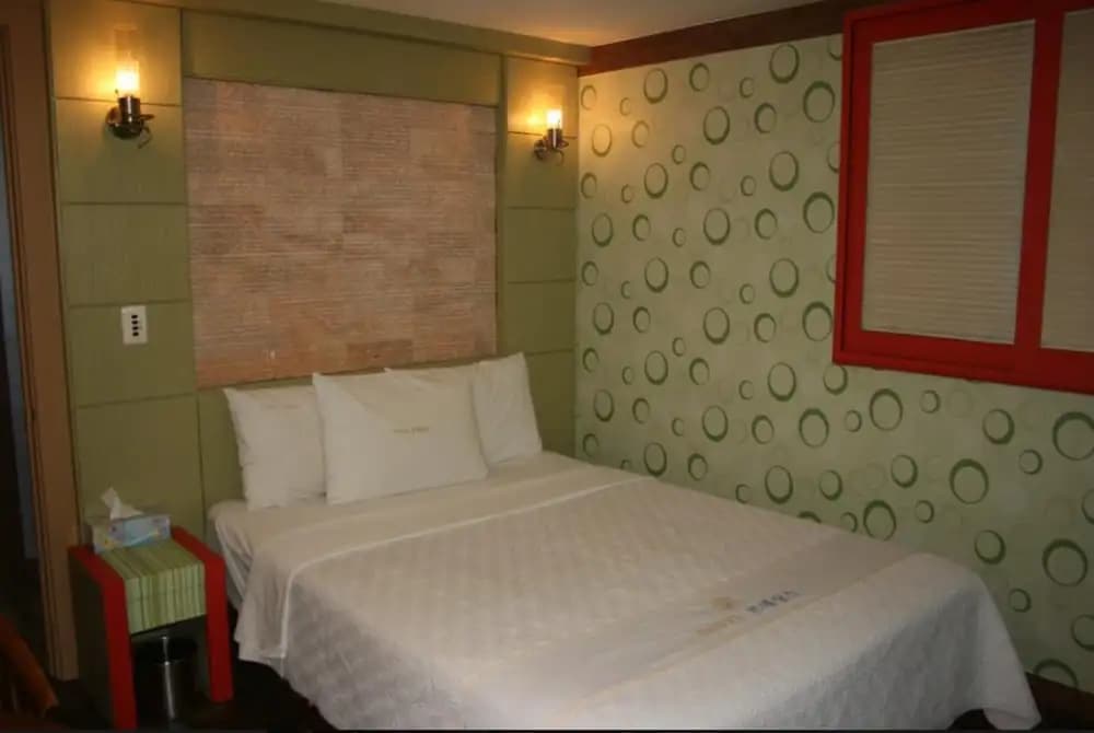 Renaissance Motel - photo 7