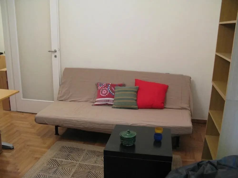 Quiet Apt Ideal For 2 Near Center - photo 3
