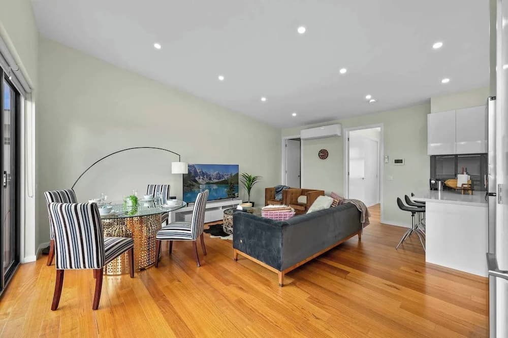 Luxurious 3-bedroom Townhouse in Charming Maidstone 7 KM TO CBD - photo 1