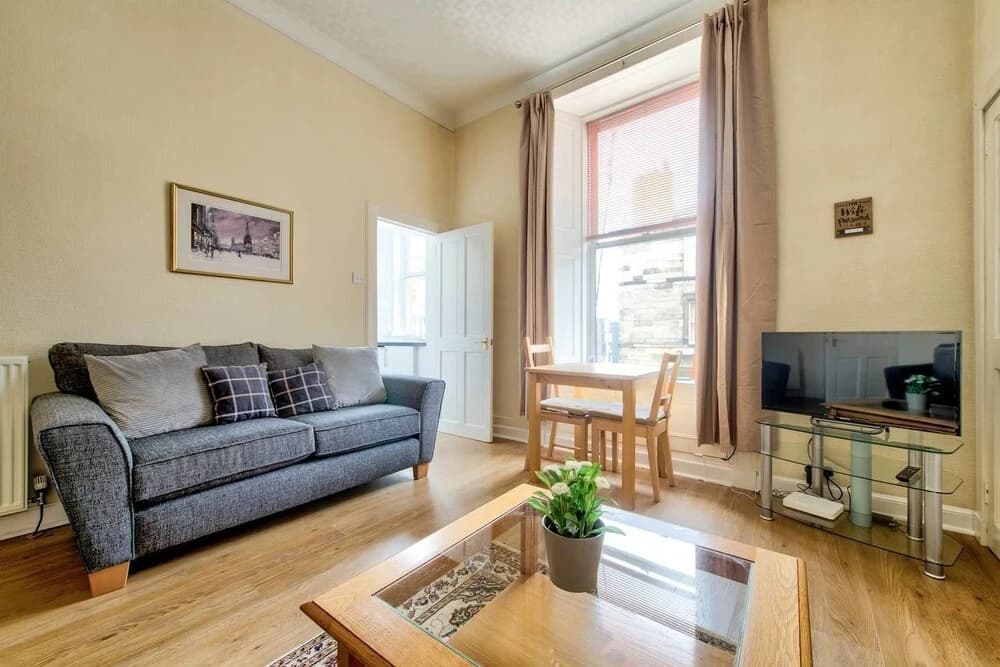 Bright and Airy Apartment in Newington - photo 3