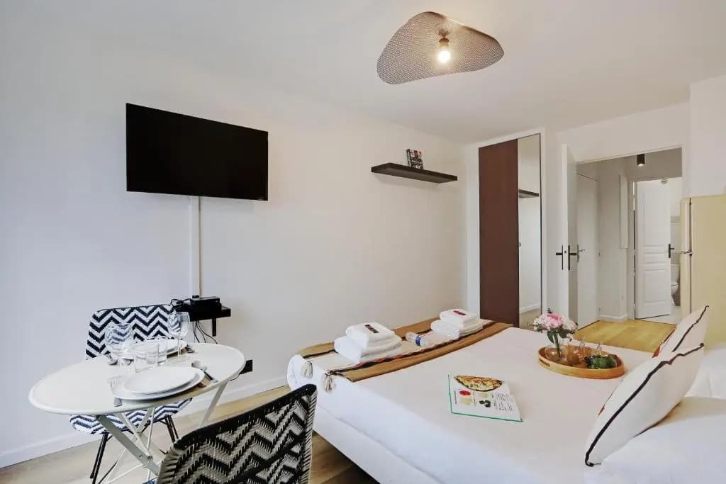 Buttes Chaumont - Sunny 2P apartment - photo 2