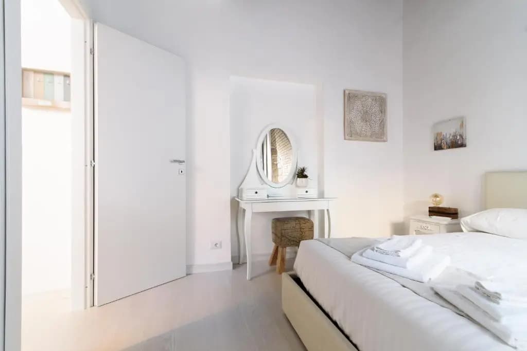 White Ostilia Apartments - photo 2