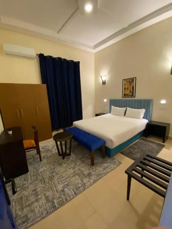 Comfy Colonial Apartments - photo 3