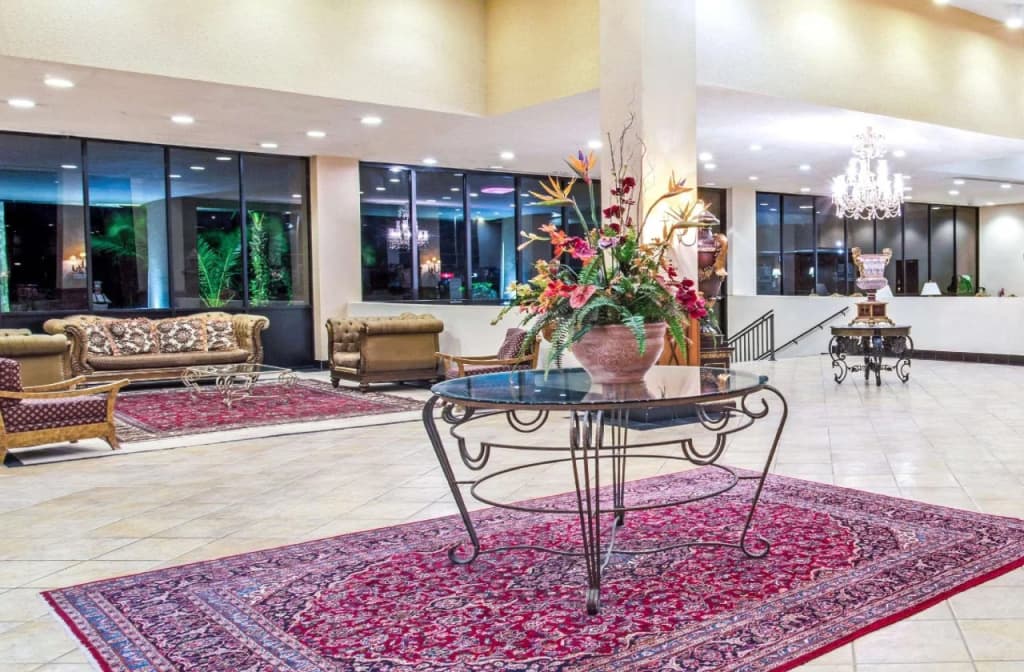 APM Inn & Suites - main photo