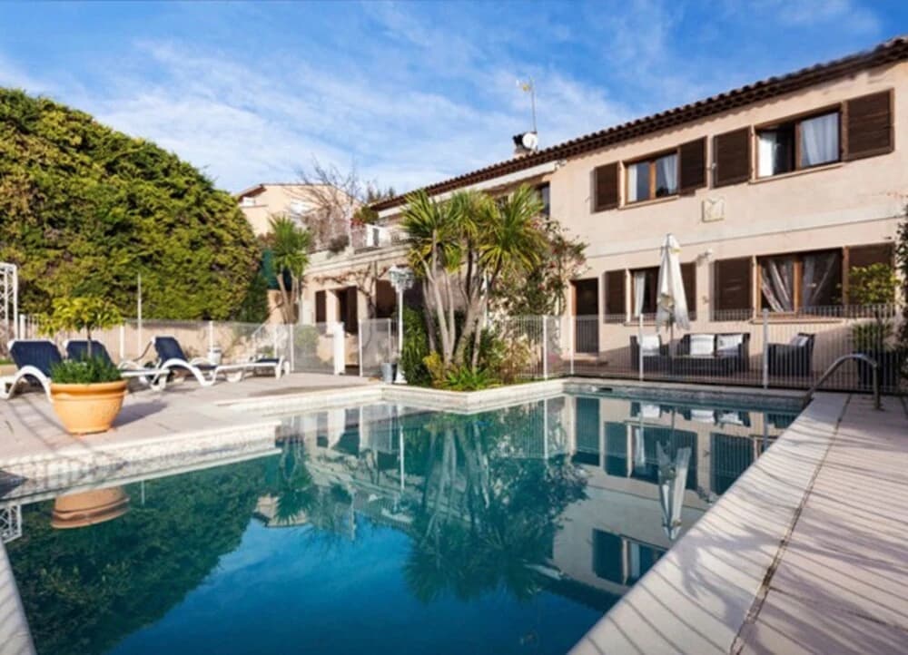 A Gorgeous, 2-bedroom Apartment in a Villa With Beautiful sea View and - photo 9