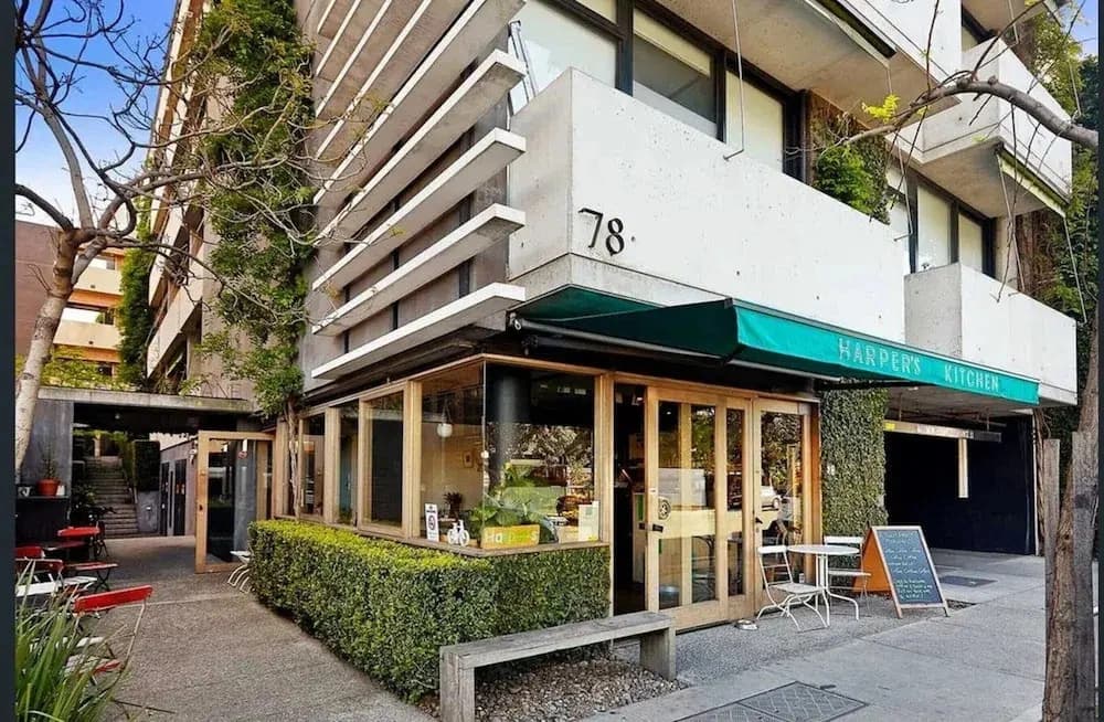 Chic 2-bed Apartment in Vibrant St Kilda - photo 1