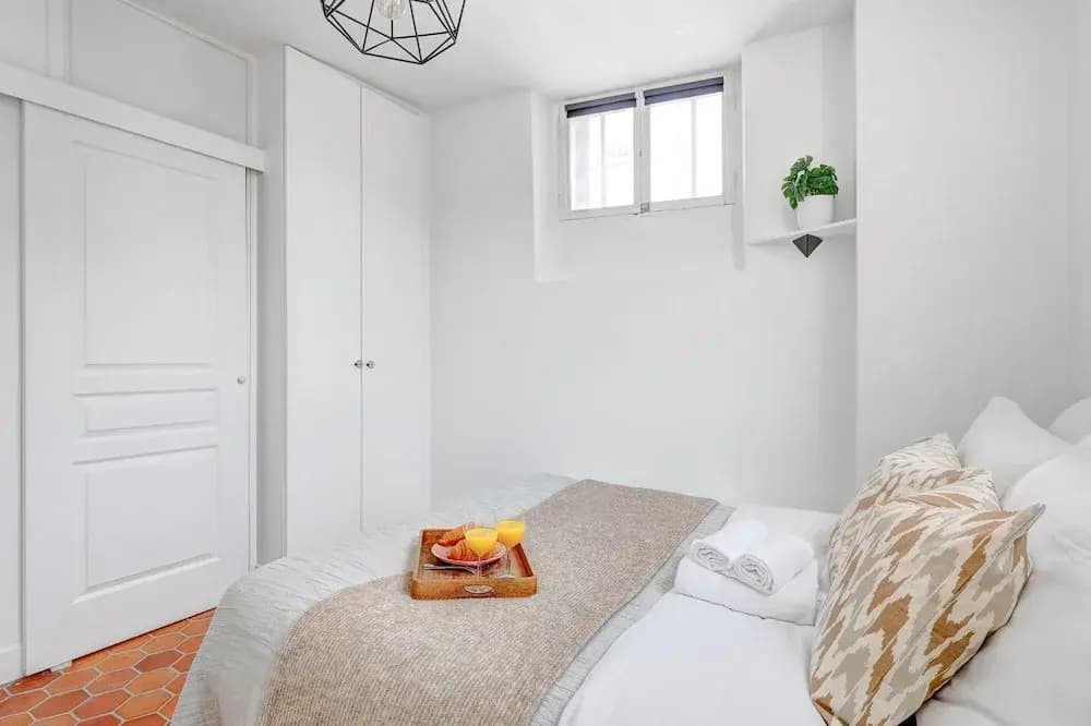 Bright 1BR Bastille Getaway - 4 Guests - photo 4