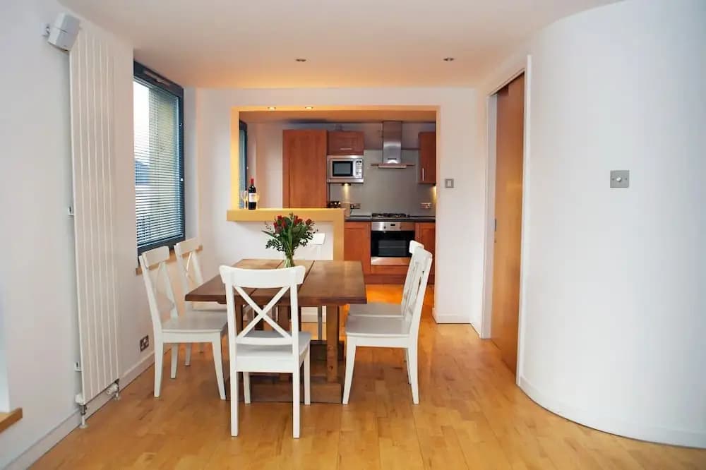 Smart 3 bedroomed flat with parking - photo 2