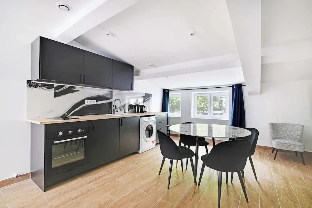 Refreshing 2bd/6p Apartment - 18th ard - photo 11