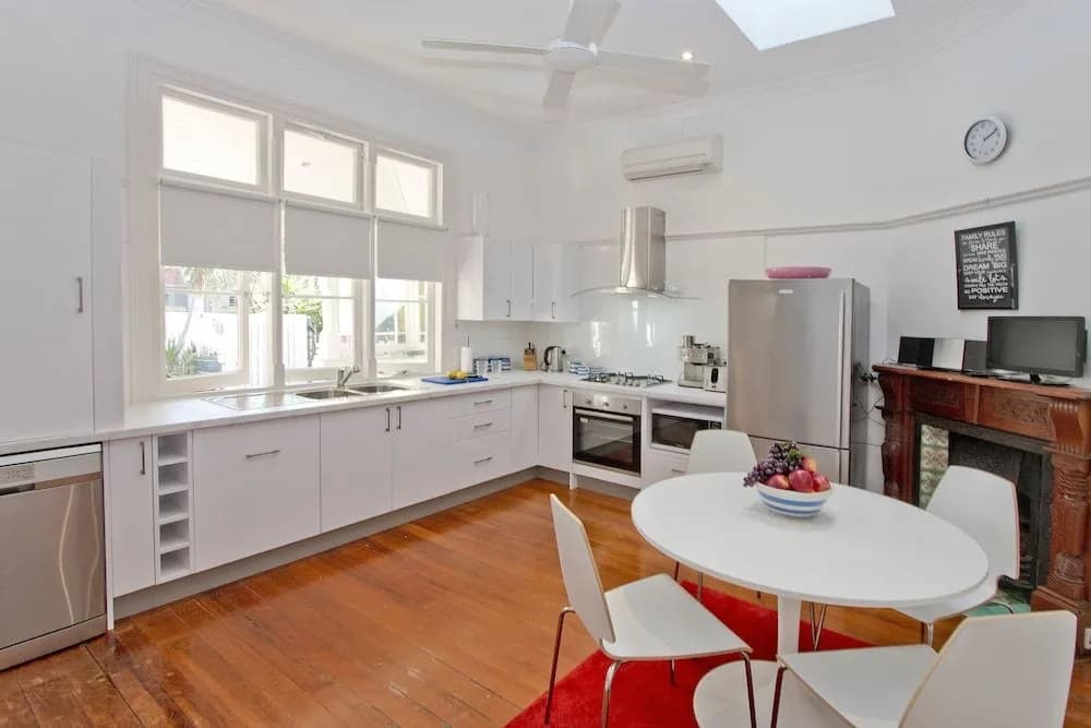 Manly Beachside 2 Bedroom House - photo 16