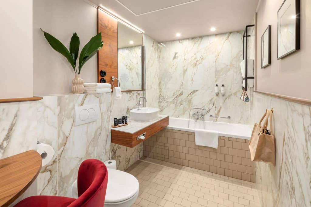 Queen's Court Hotel & Residence - photo 10