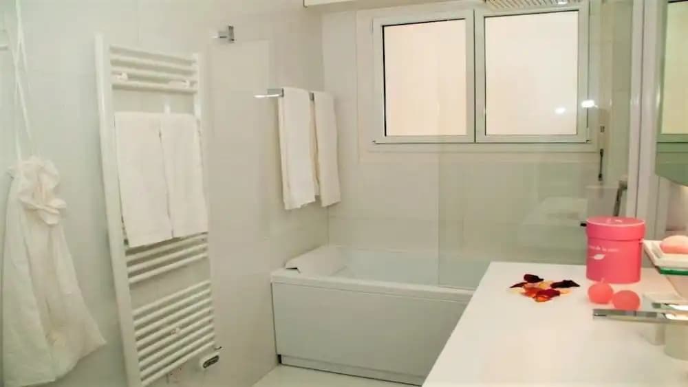 55 m2 with balcony in the 6th arrondiss. - photo 3