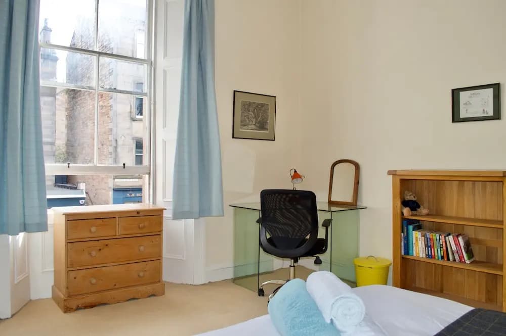 Spacious Flat in Central Stockbridge - photo 5