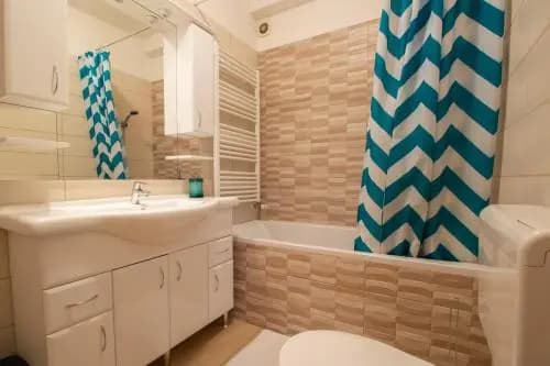 Modern 3 Br Apt with Balcony - photo 8