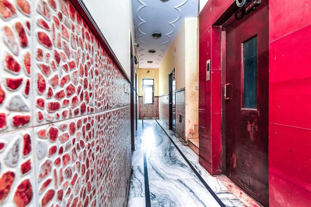 Ambica Deluxe Hotel - photo 9
