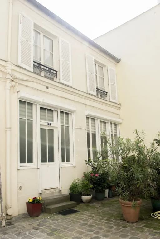 Character near Jardin du Luxemberg - main photo