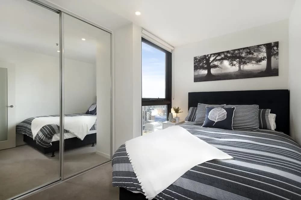 Modern 3 Bdr Apt Sutherland St - photo 2