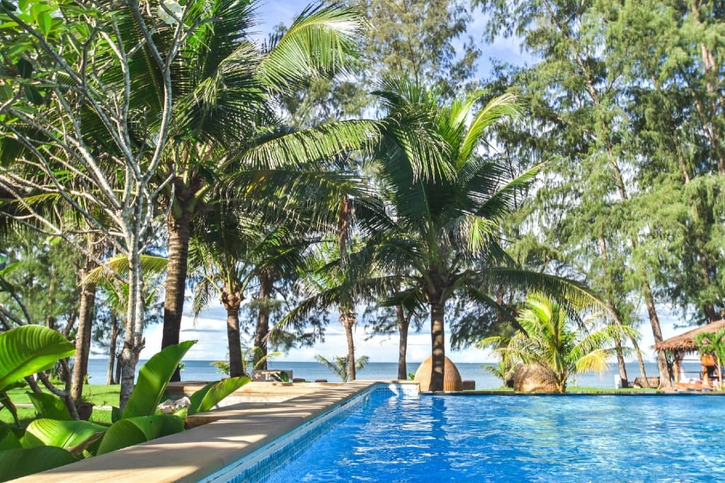 Long Beach Chalet Hotel - photo 12