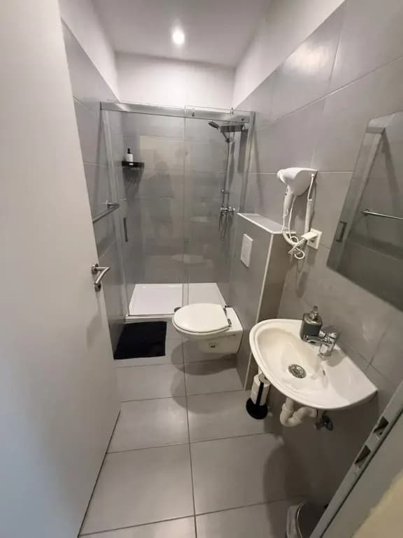 Chic 1BR Apt Steps from Schönbrunn - photo 6