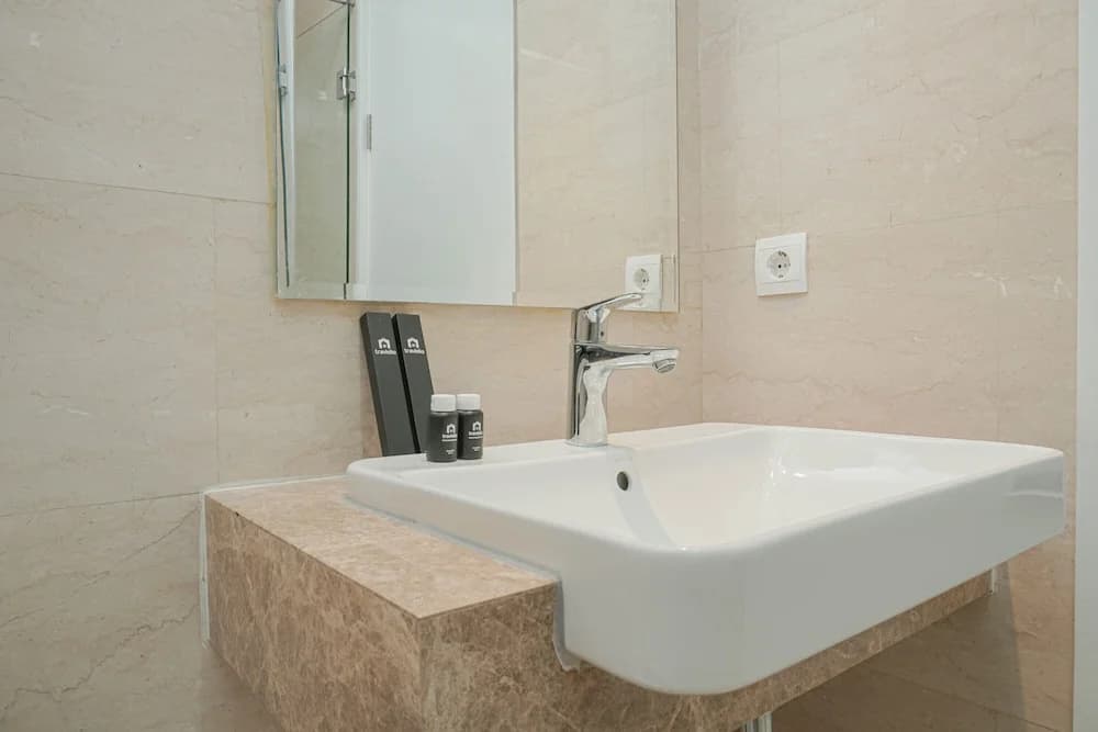 Fabulous Menteng Park Studio Apartment - photo 7