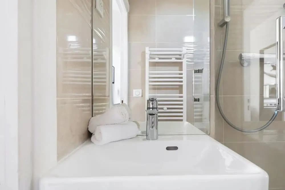 Charming 2BR Retreat by République - photo 7