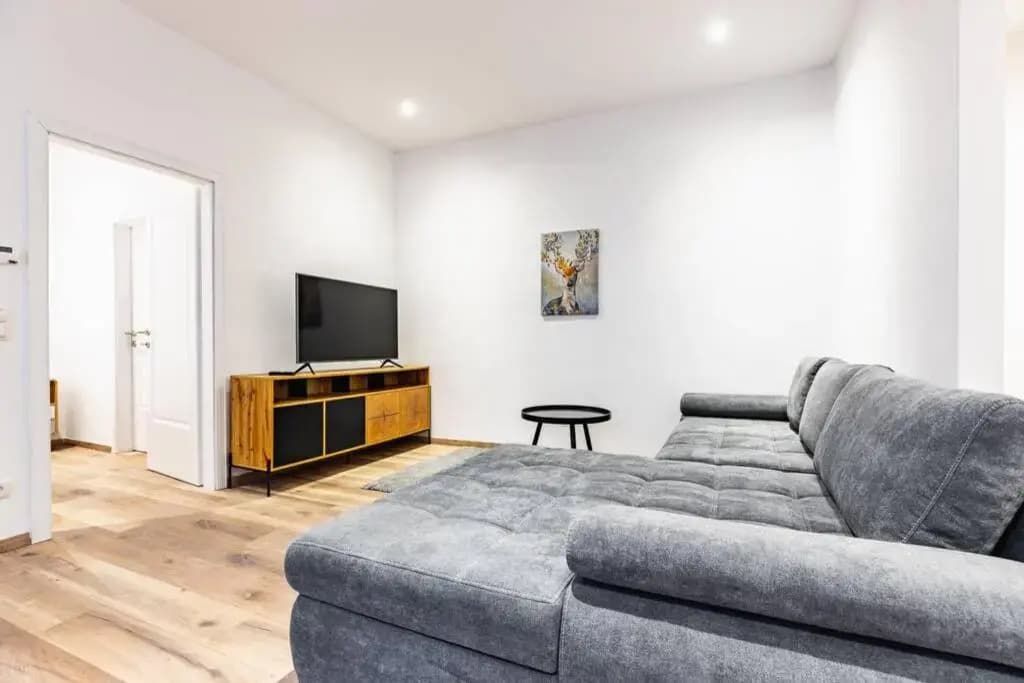 Modern apartment next to subway station - photo 3