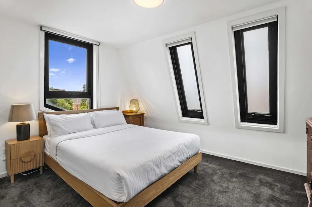 Comfortable 2 Bed Stay With Parking - photo 1