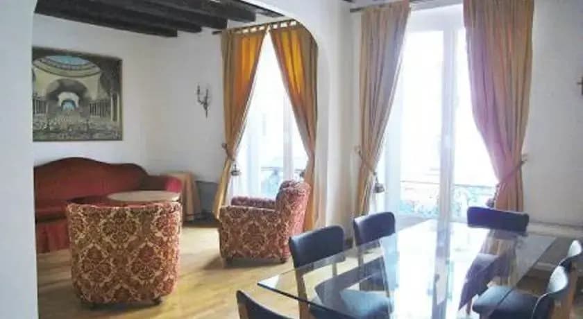 One-Bedroom Apartment Downtown - photo 3