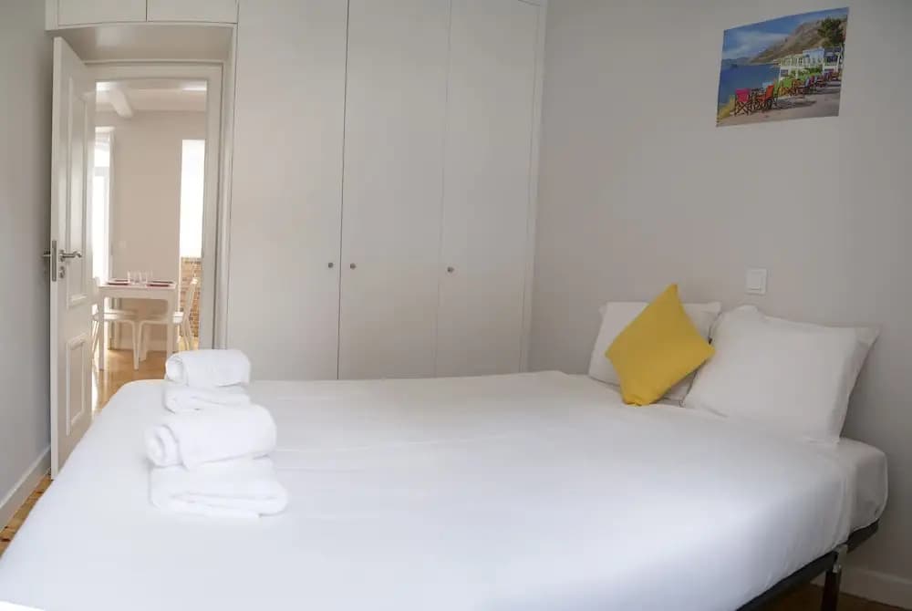 Funky Two Bedroom Apartment - photo 2