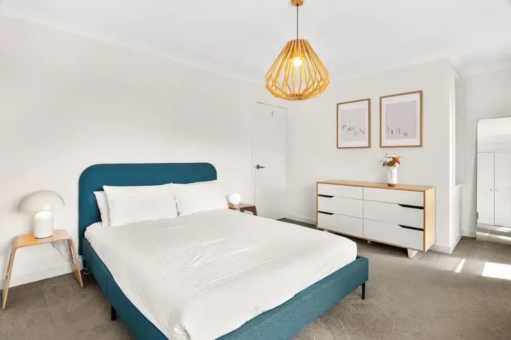 Family Friendly 3-bed With Courtyard & Parking - photo 5