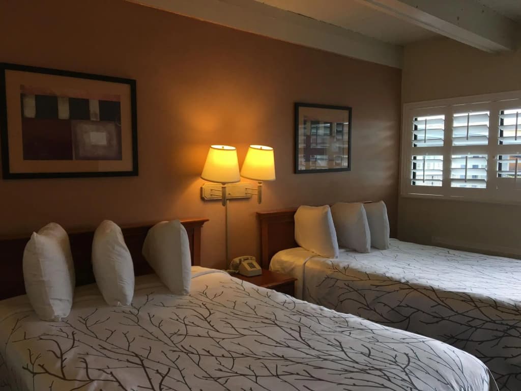 Van Ness Inn - photo 4