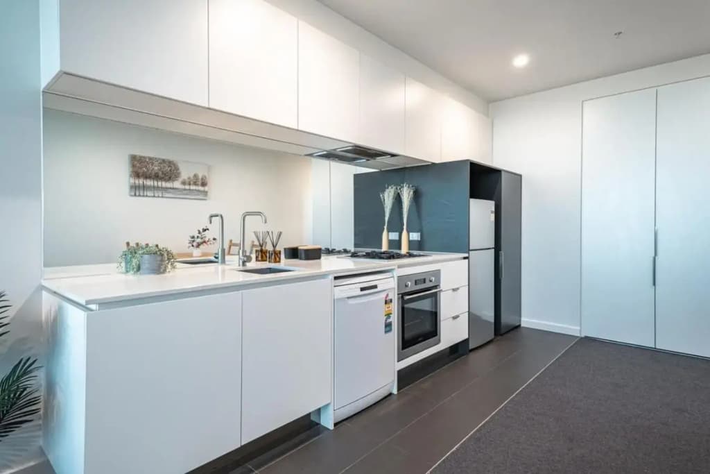 St Kilda 2BR2BA +Balcony +view+workstation+ car - photo 23