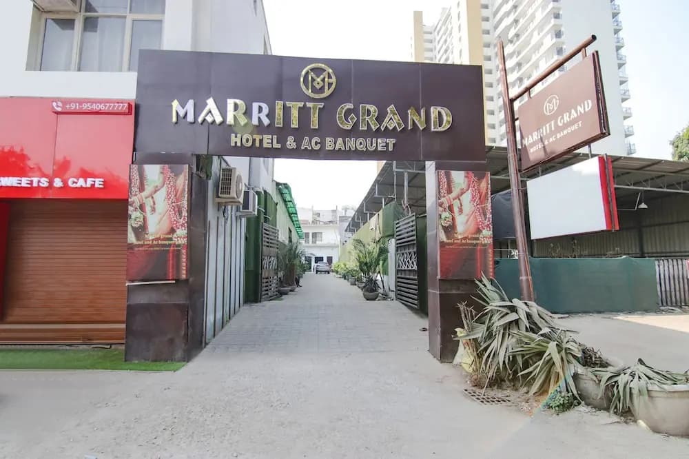 FabHotel Signature Luxe Inn - photo 1
