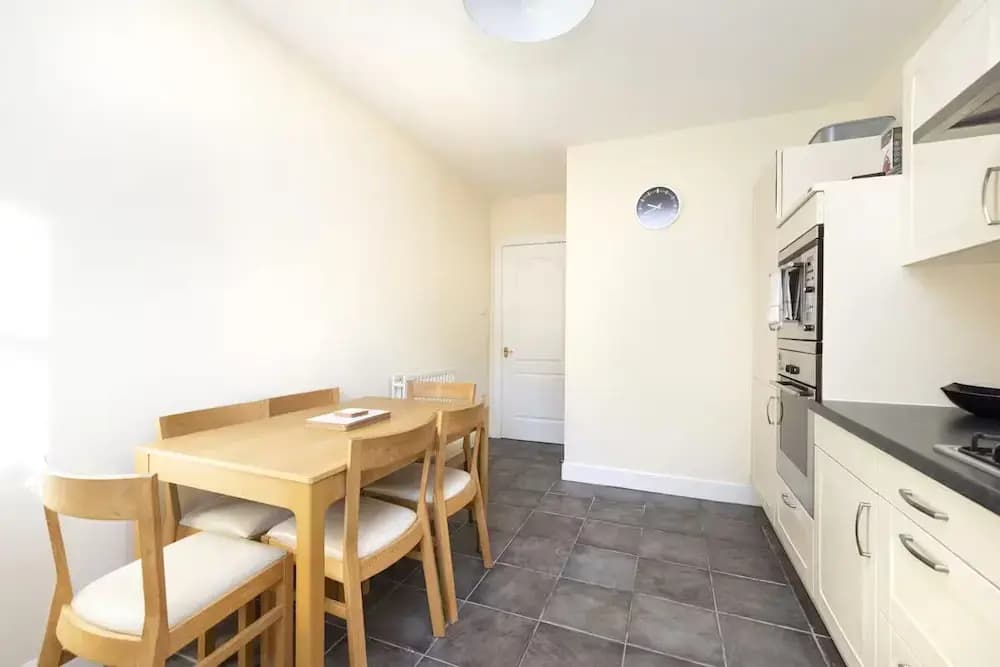 Modern Flat with Free Parking - photo 13