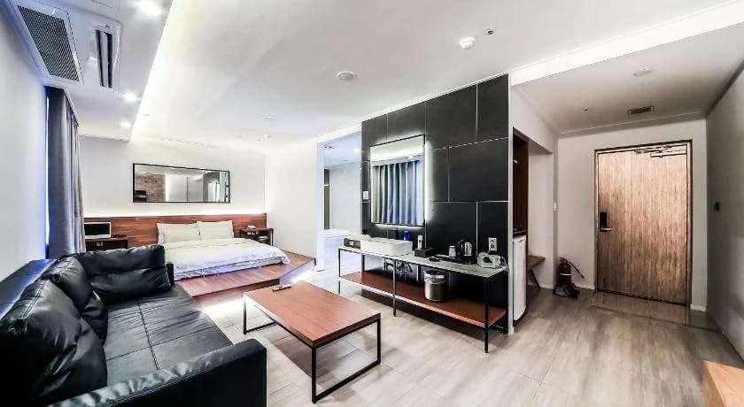 Blvd Hotel - photo 50