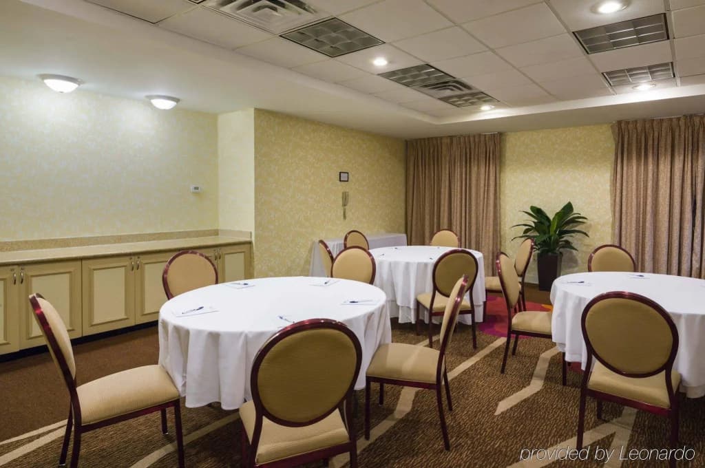 Hilton Garden Inn Queens/JFK Airport - photo 16