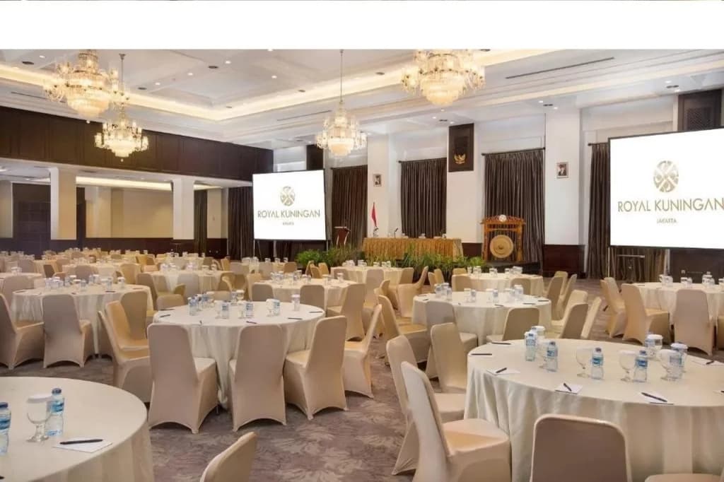 Royal Kuningan Hotel - photo 21