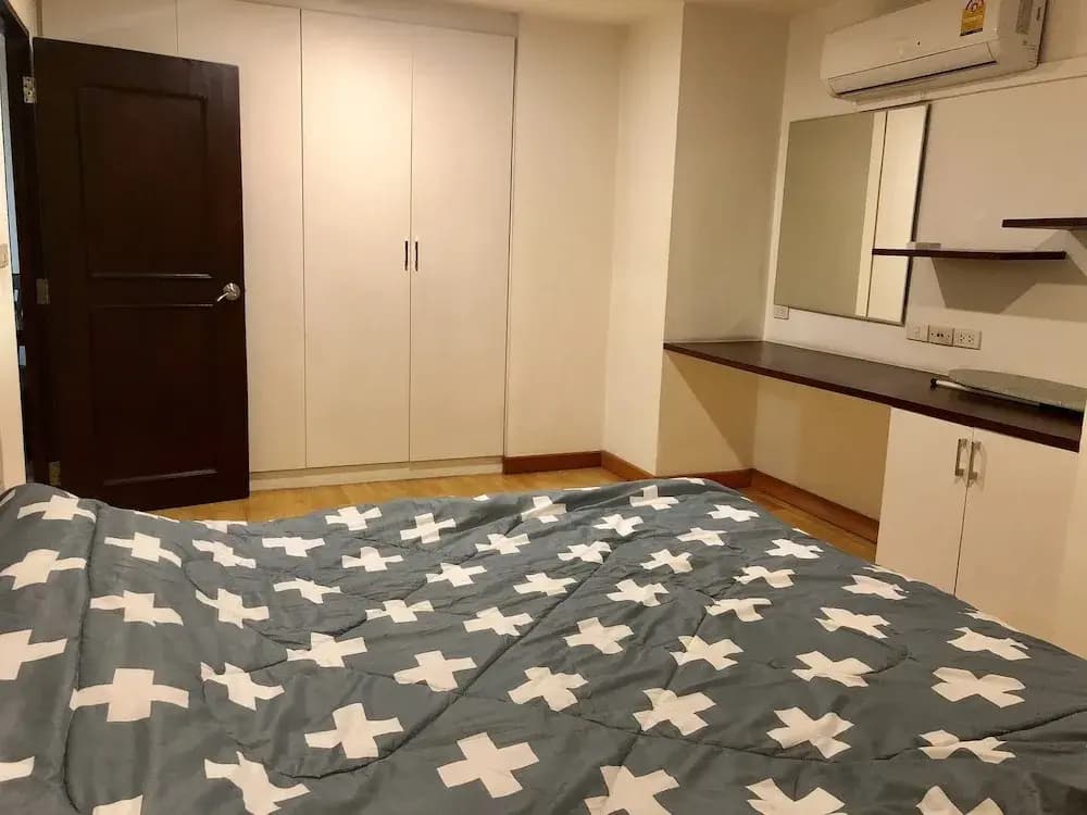 Twin Peaks Sukhumvit Suites - photo 7