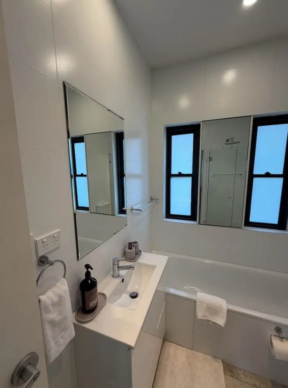 Manly 3 Bedroom Home - Upper Duplex - photo 32