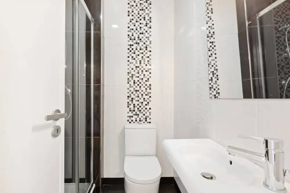 Spacious 1 Bed Apt w/Balcony, Sleeps 3 - photo 8