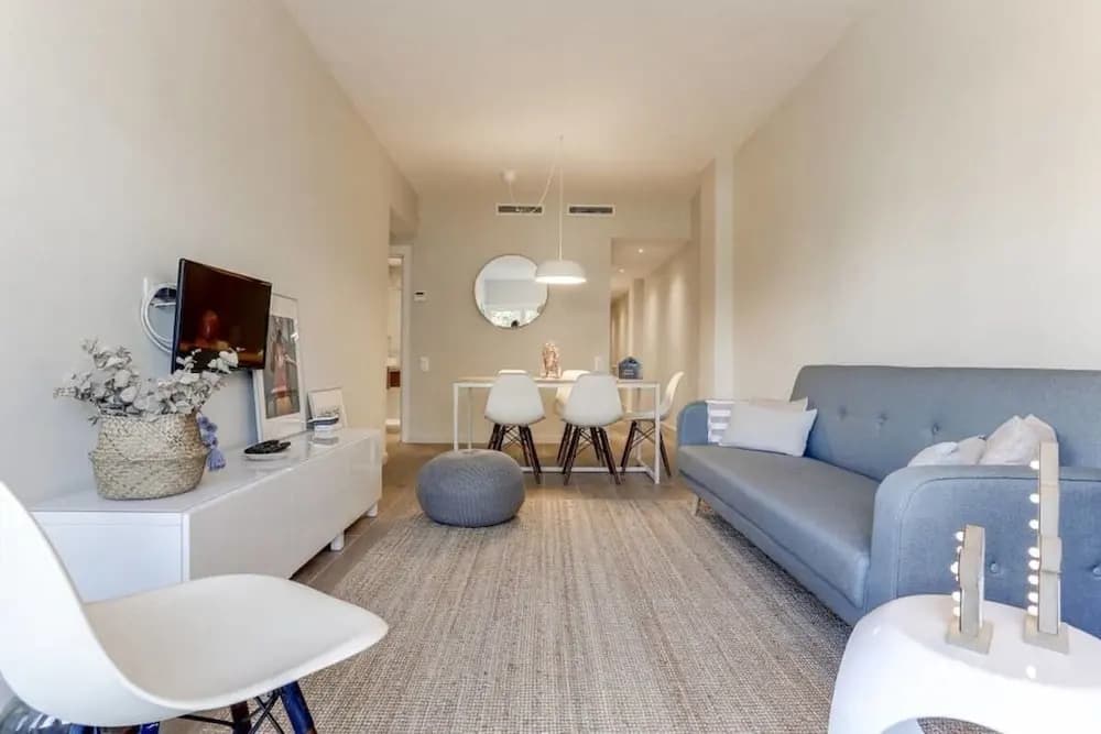 Stylish 4 bed Apt in the Center - photo 3