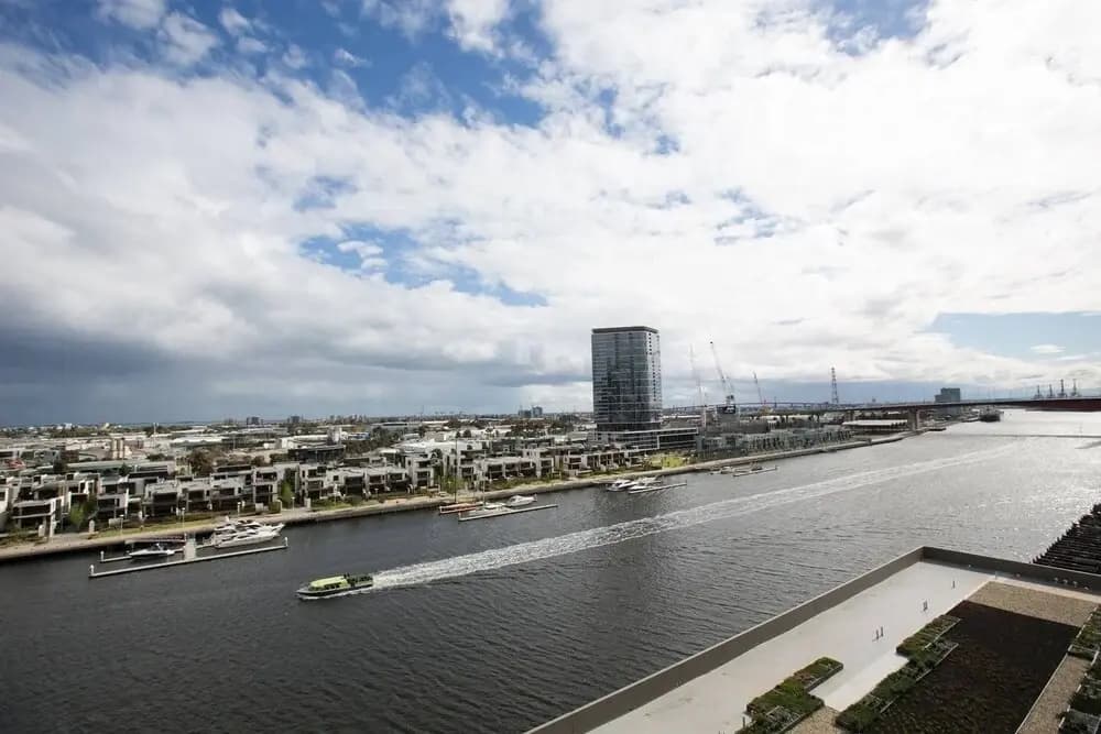 Delightful 2BR Riverview@docklands - photo 9