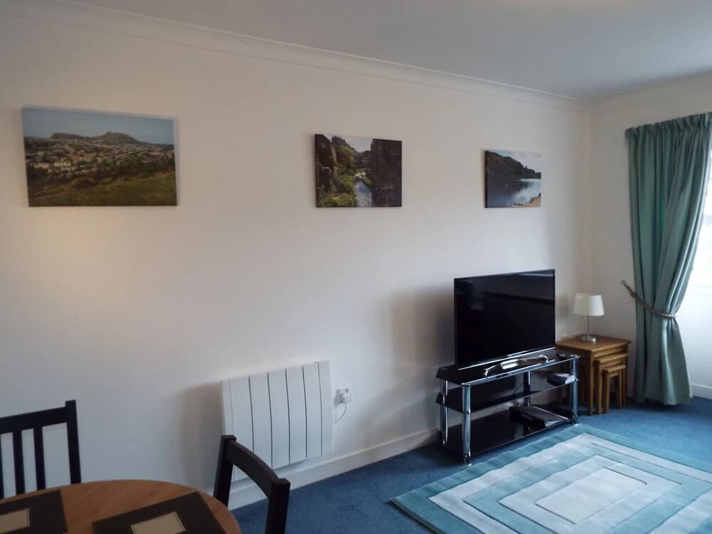 Ideal Central Edinburgh location with free on-site private parking - photo 3