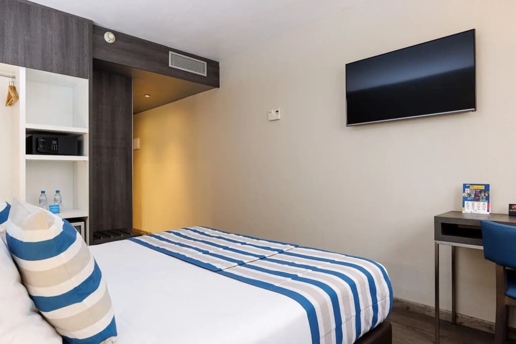 Ronda Lesseps Hotel  - photo 29