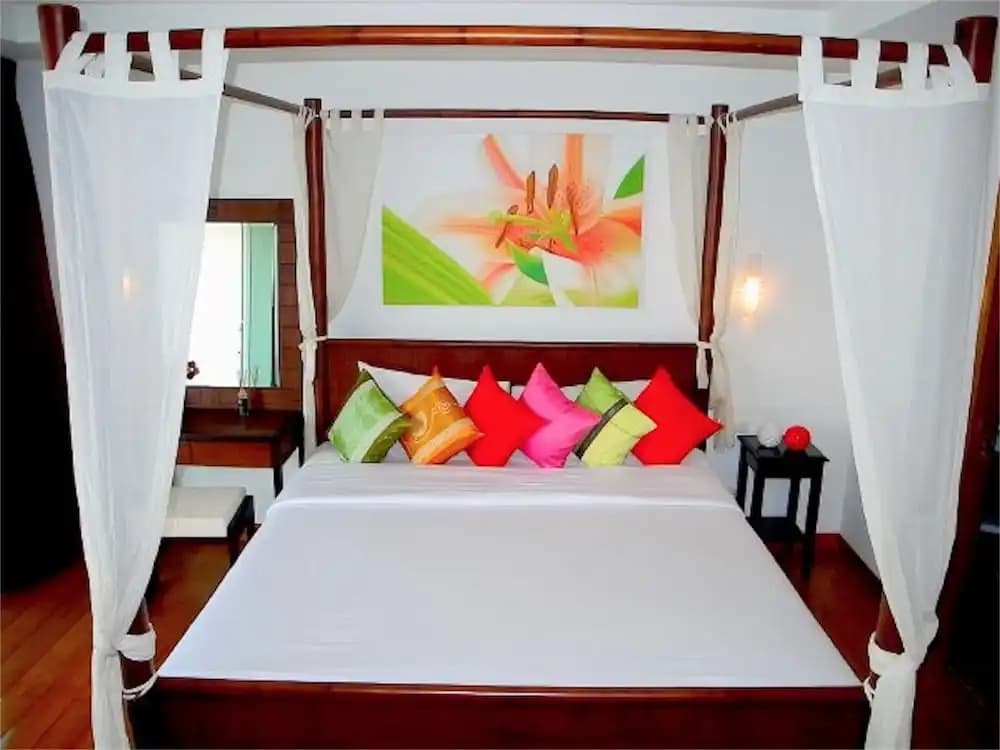 Sunrise 3 bedrooms Modern Apartment In Nai Harn - photo 3