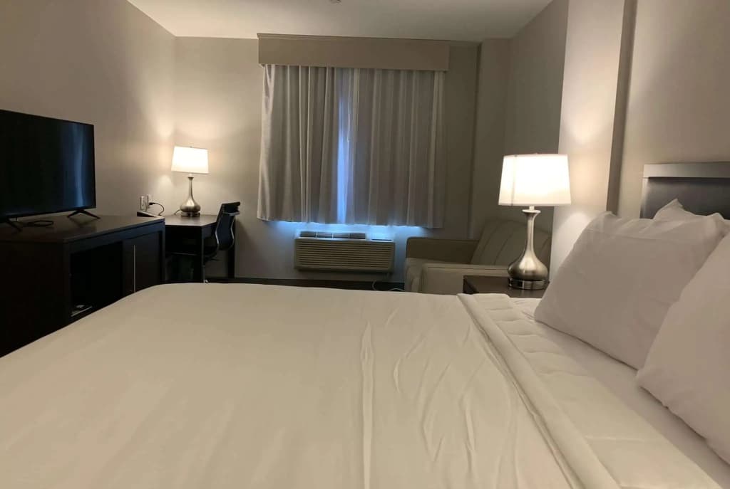Wingate by Wyndham JFK Airport/Far Rockaway - photo 2